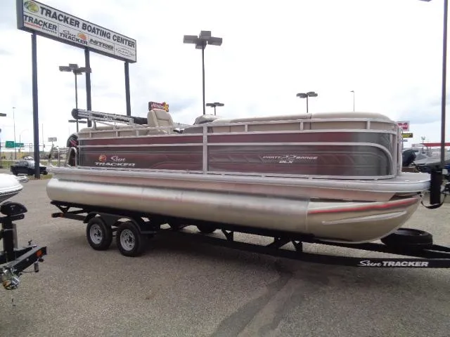 Slide: The Image of Sun Tracker Party Barge 22 DLX 2025 - 63