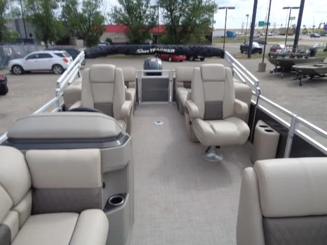 Slide: The Image of Sun Tracker Party Barge 22 DLX 2025 - 65