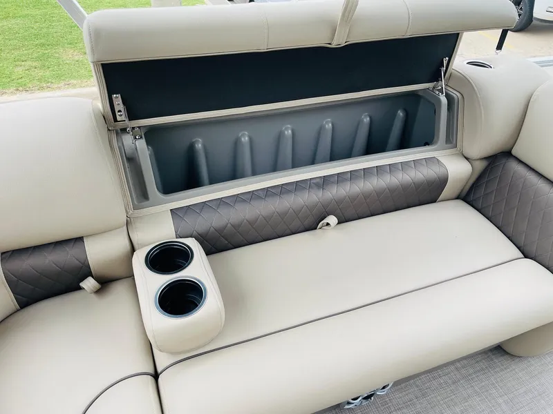Slide: The Image of 2025 Sun Tracker SportFish 20 DLX boat seat with storage and cup holders. - 18