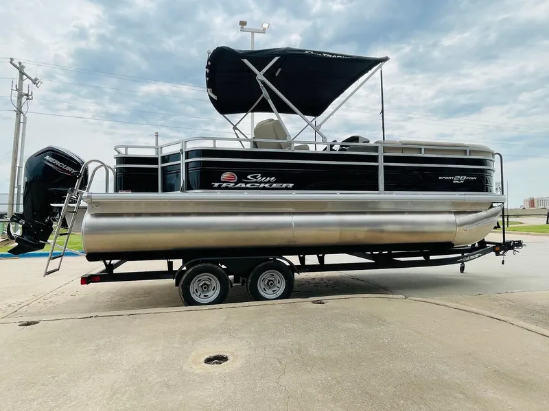 Slide: The Image of 2025 Sun Tracker SportFish 20 DLX pontoon boat on trailer, side view. - 4