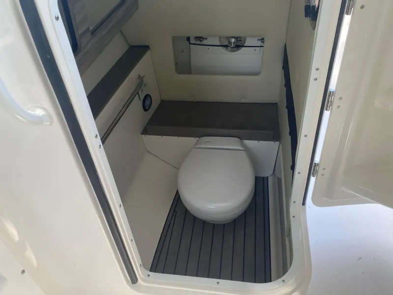 Slide: The Image of Edgewater 248 CX 2024 - 18