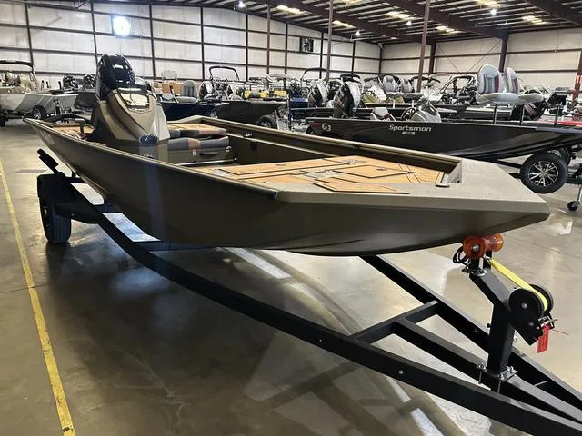 Slide: The Image of 2025 Avid 18 SC Rogue boat with Yamaha 90 "SHO" engine in showroom. - 3