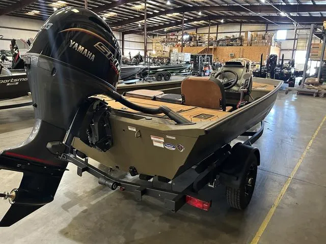Slide: The Image of 2025 Avid 18 SC Rogue boat with Yamaha 90 SHO engine in warehouse setting. - 4