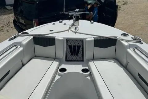 Slide: The Image of 2022 Wellcraft 222 Fisherman boat interior with seating and cup holders. - 6