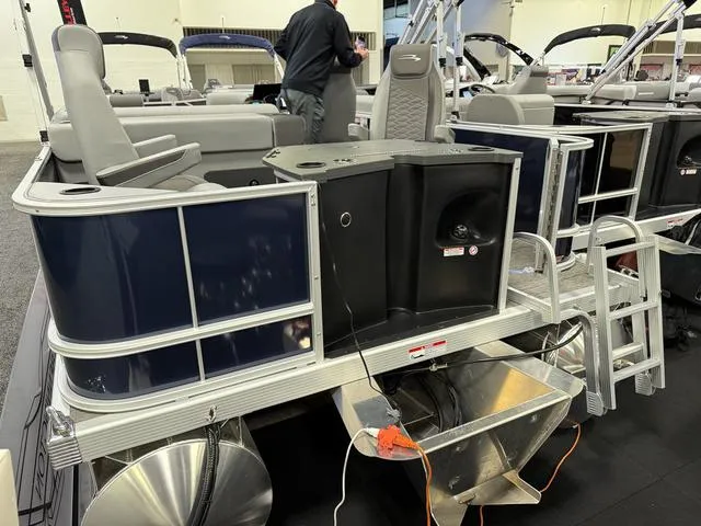 Slide: The Image of Bennington S Fishing 22 SS Pontoon 2025 - 24