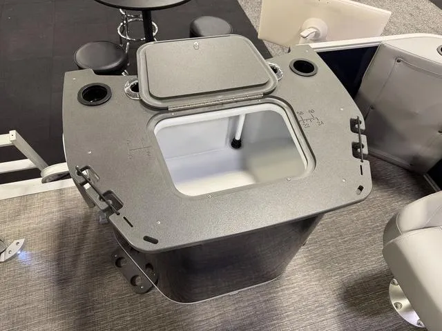 Slide: The Image of Bennington S Fishing 22 SS Pontoon 2025 - 23