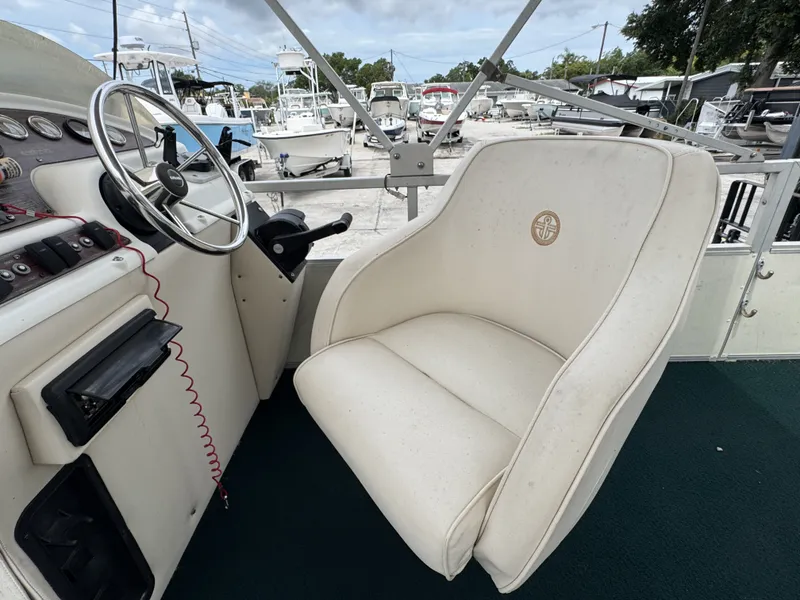 Slide: The Image of Crest Pontoons SPORT 2001 - 14