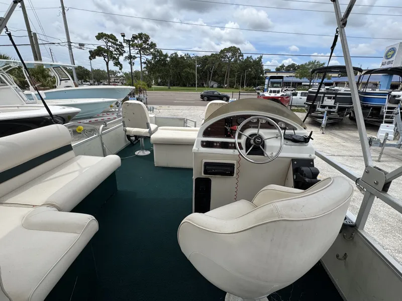 Slide: The Image of Crest Pontoons SPORT 2001 - 15