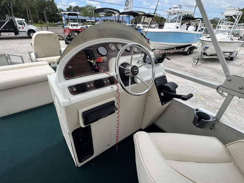 Slide: The Image of Crest Pontoons SPORT 2001 - 12