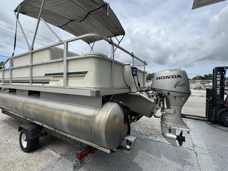 Slide: The Image of Crest Pontoons SPORT 2001 - 3