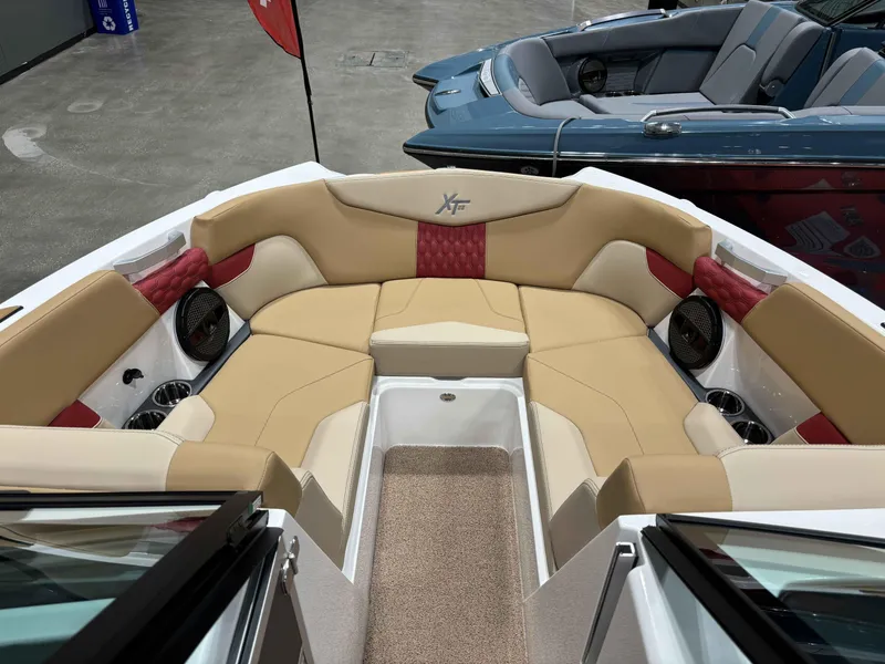 Slide: The Image of MasterCraft XT22 2025 - 11