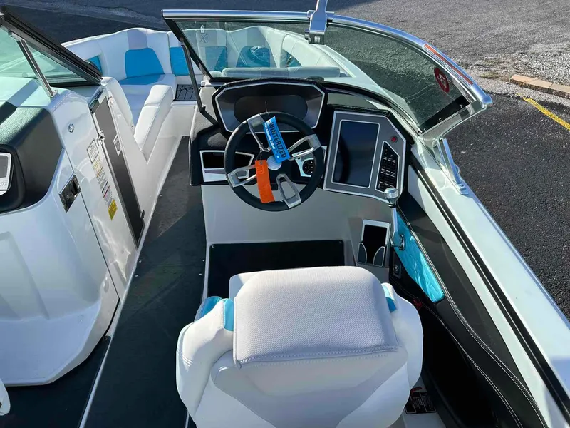 Slide: The Image of MasterCraft X26 2019 - 6