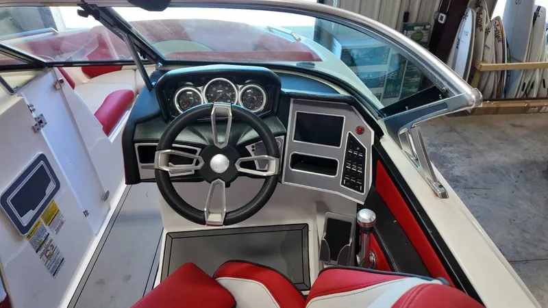 Slide: The Image of MasterCraft XT22 2021 - 12