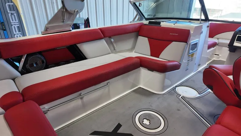 Slide: The Image of MasterCraft XT22 2021 - 15