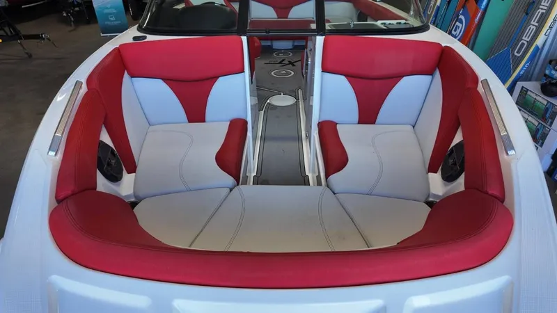 Slide: The Image of MasterCraft XT22 2021 - 8