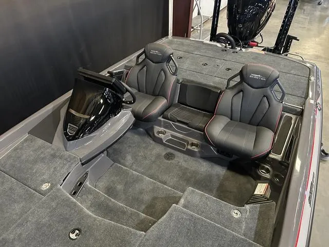 Slide: The Image of Skeeter ZXR 20 W/Yamaha 250 "SHO" 2025 - 12