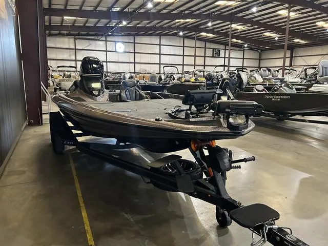 Slide: The Image of 2024 Skeeter ZXR 19 boat with Yamaha 225 SHO engine in showroom. - 3