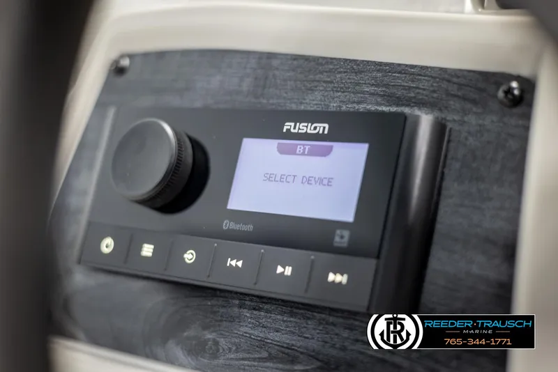 Slide: The Image of 2025 Avalon VENT CR audio system with Bluetooth connectivity and control panel. - 25