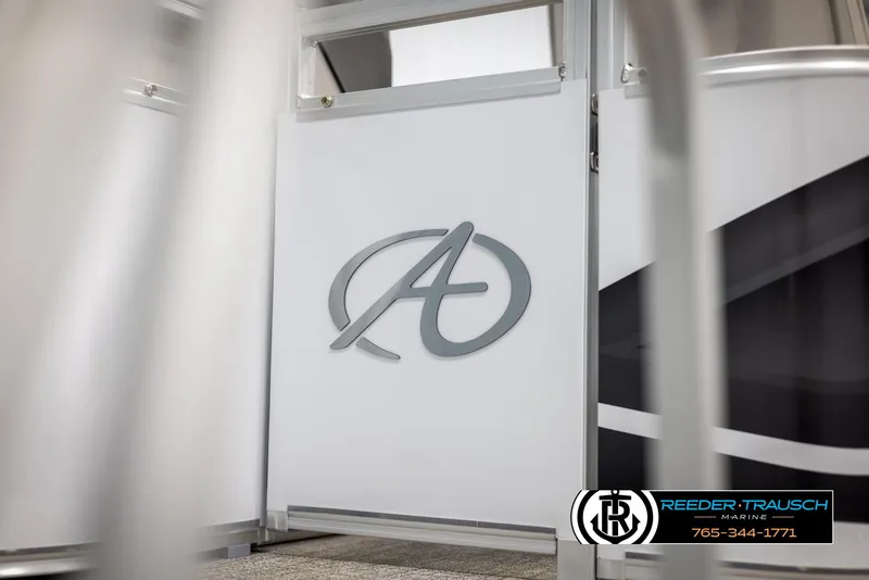 Slide: The Image of 2025 Avalon VENT CR boat with logo, Reeder-Trausch Marine branding. - 40