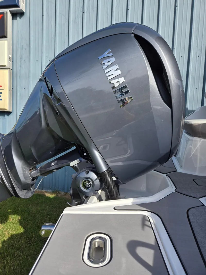 Slide: The Image of 2025 Hurricane SunDeck 2600 OB with Yamaha outboard motor, side view. - 44