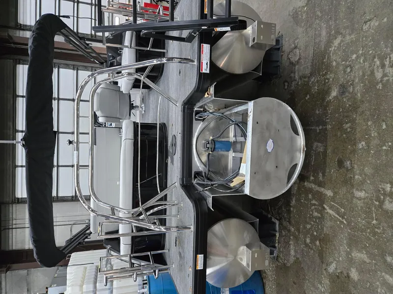 Slide: The Image of Sweetwater 2486SFL 2025 - 4