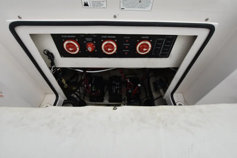 Slide: The Image of 2007 Seaswirl Striper 2901 Walkaround O/B battery compartment with control panel and wiring. - 8