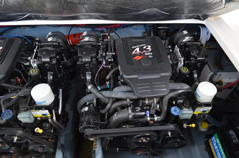 Slide: The Image of Sea Ray 280 Sundancer 2004 - 53