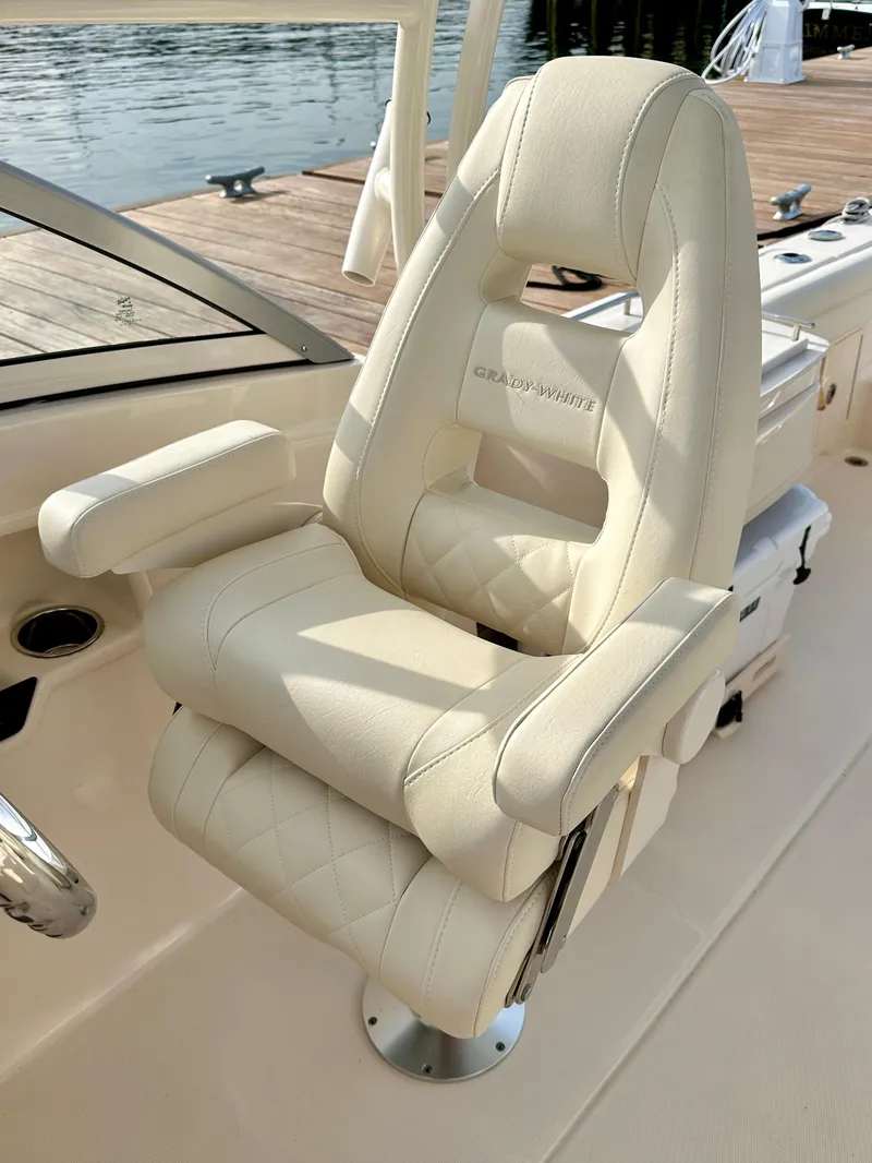 Slide: The Image of 11 - Helm Seat - 11