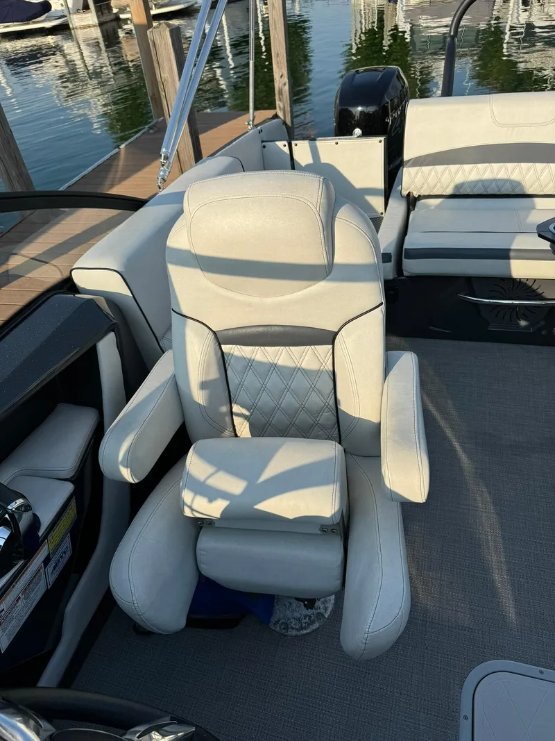 Slide: The Image of Luxurious seating on 2018 Crest Continental 270 NX-CS Twin boat. - 26