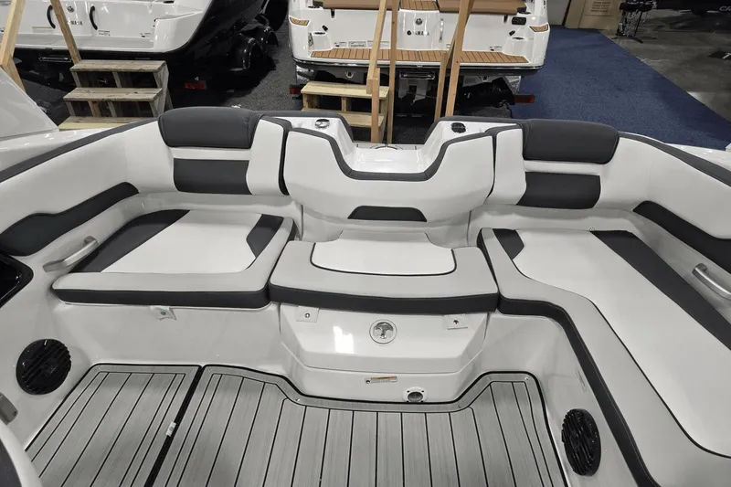 Slide: The Image of Yamaha 195S 2025 - 12