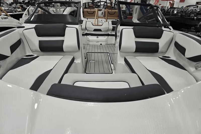 Slide: The Image of Yamaha 195S 2025 - 2