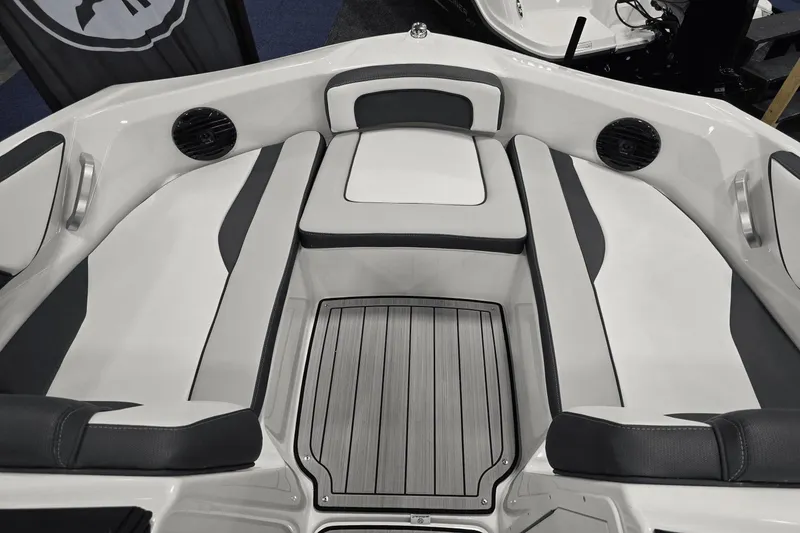 Slide: The Image of Yamaha 195S 2025 - 3