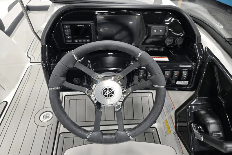 Slide: The Image of Yamaha 195S 2025 - 8