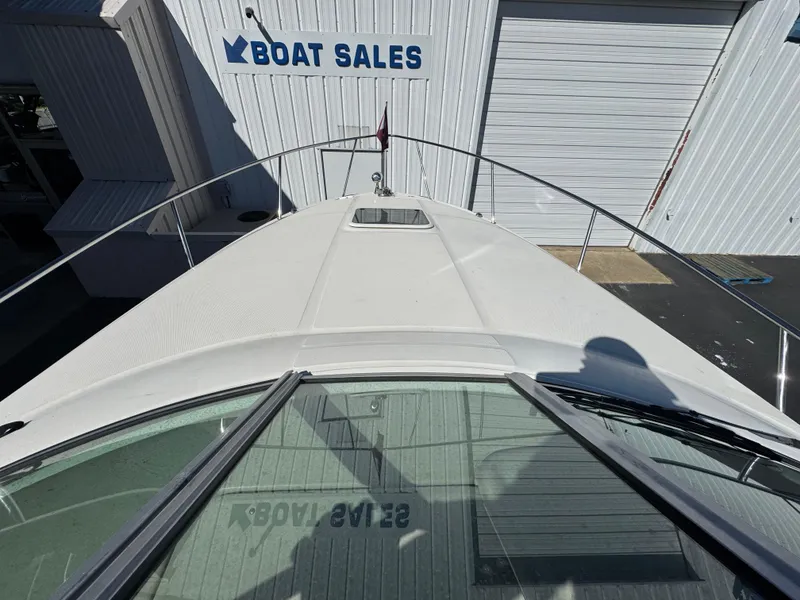 Slide: The Image of 2008 Sea Ray 280 Sundancer at boat sales dealership. - 17