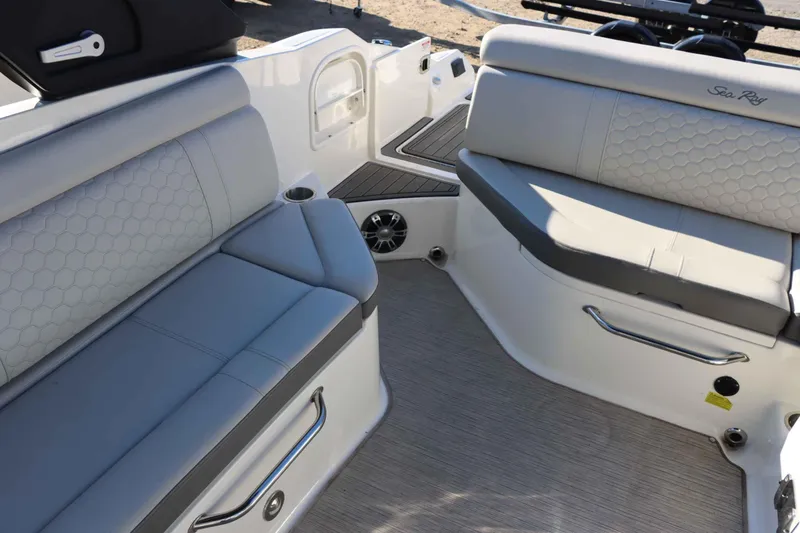 Slide: The Image of Sea Ray SDX 270 2021 - 12