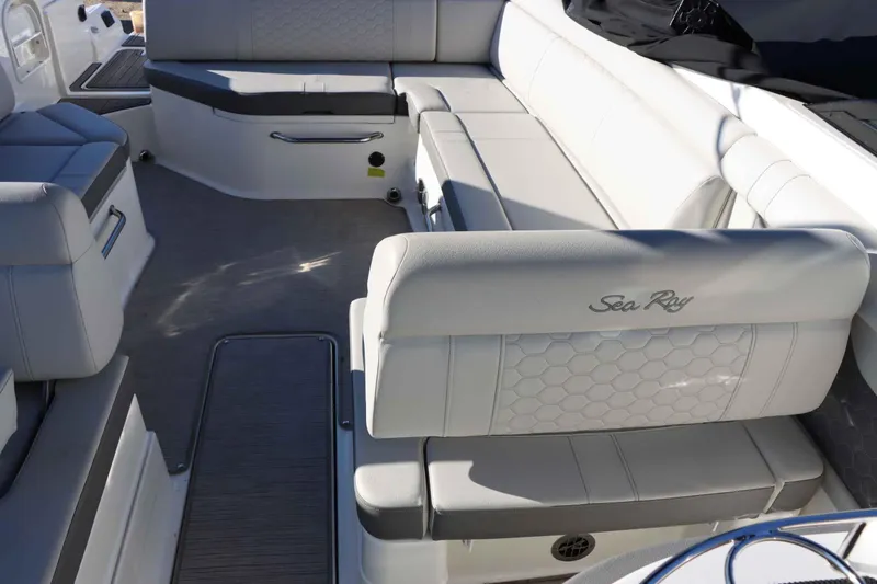 Slide: The Image of Sea Ray SDX 270 2021 - 13