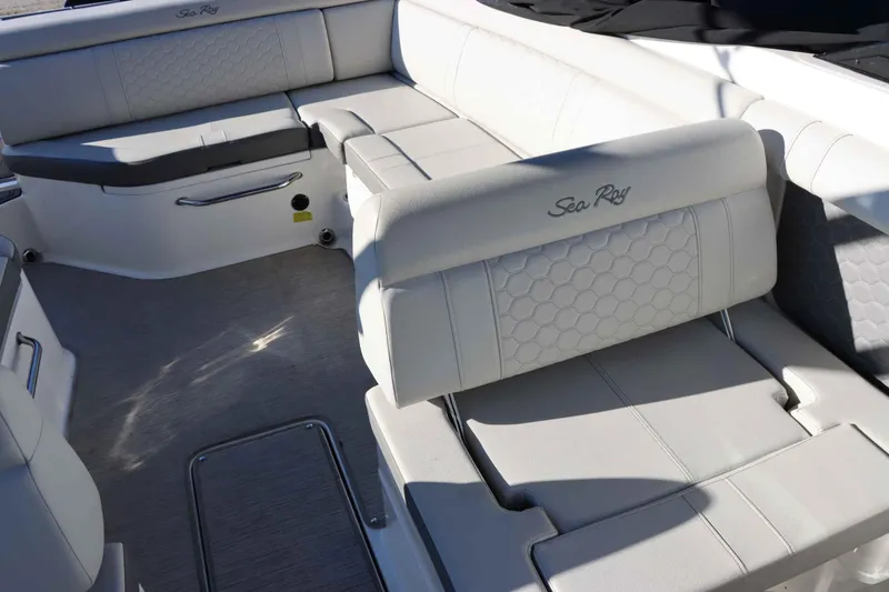 Slide: The Image of Sea Ray SDX 270 2021 - 14