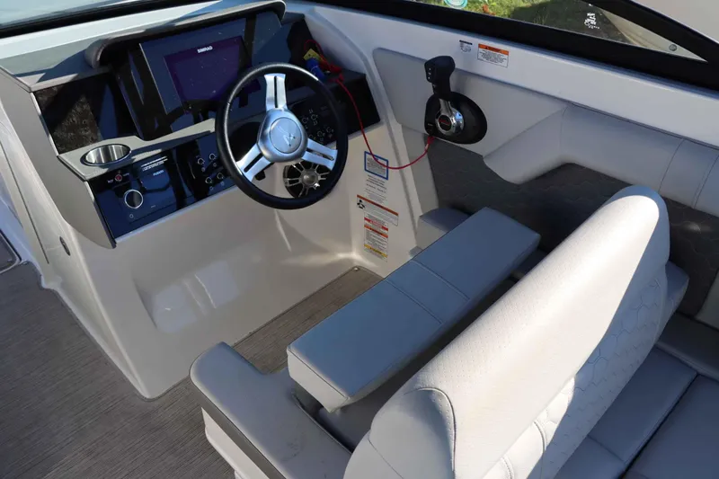 Slide: The Image of Sea Ray SDX 270 2021 - 17