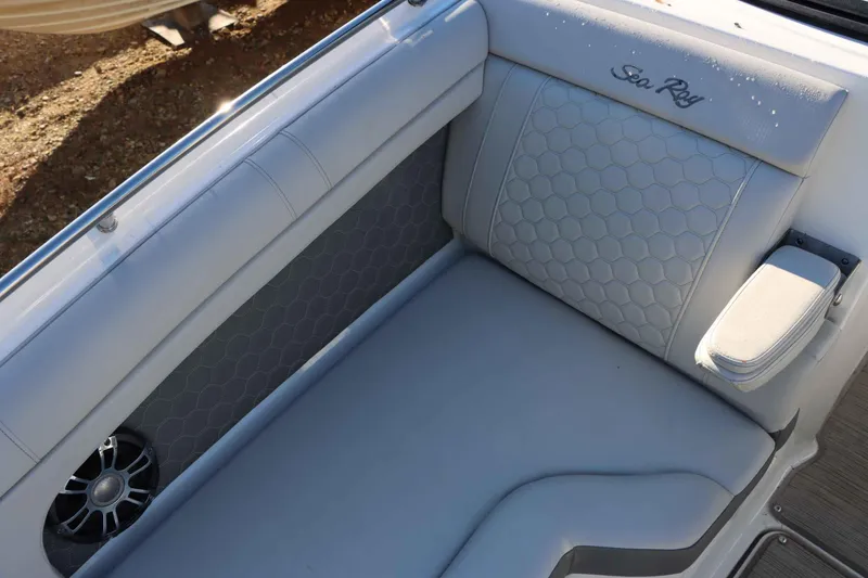 Slide: The Image of Sea Ray SDX 270 2021 - 21