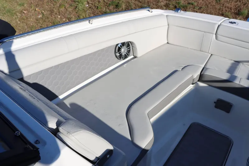 Slide: The Image of Sea Ray SDX 270 2021 - 25