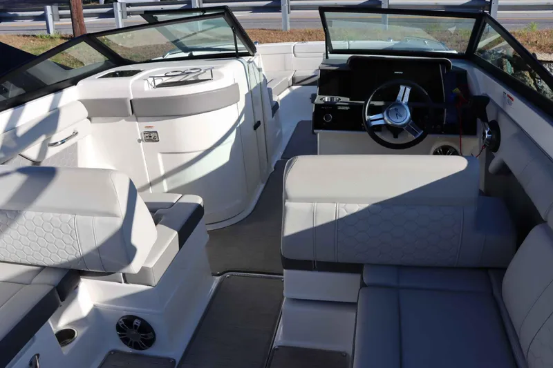 Slide: The Image of Sea Ray SDX 270 2021 - 26