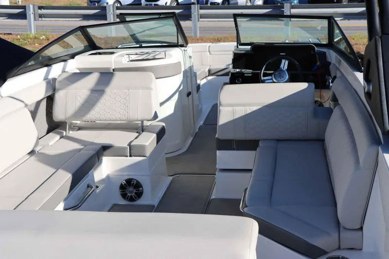 Slide: The Image of Sea Ray SDX 270 2021 - 29