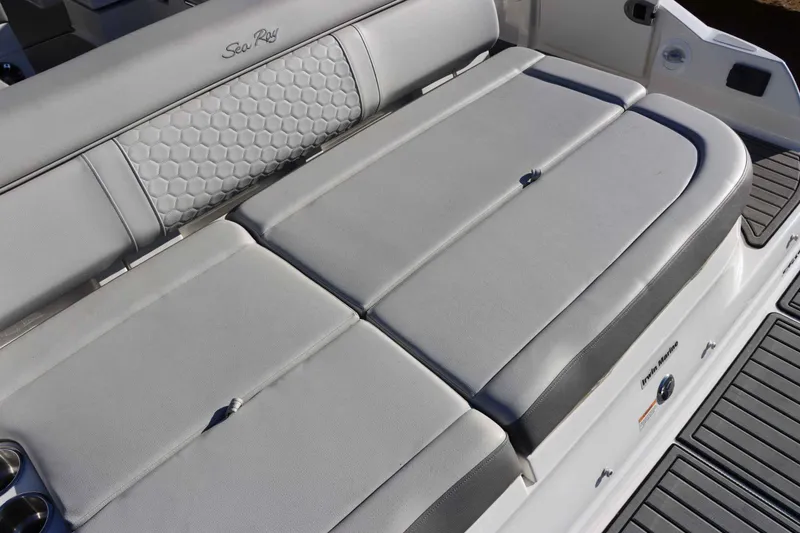 Slide: The Image of Sea Ray SDX 270 2021 - 30