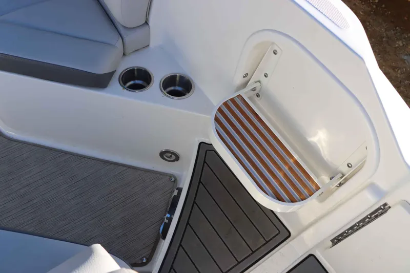 Slide: The Image of Sea Ray SDX 270 2021 - 8