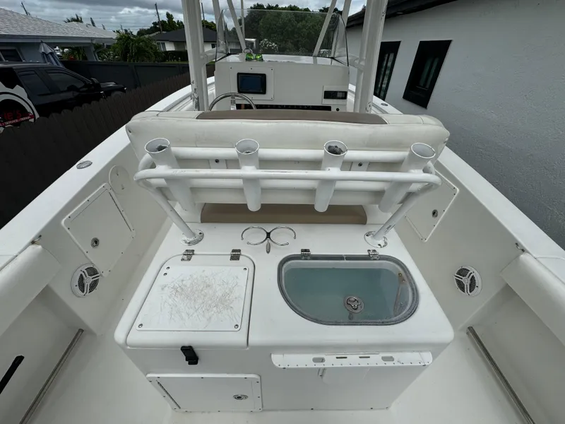 Slide: The Image of 2011 Sea Hunt Gamefish 29 boat deck with fishing rod holders and livewell. - 13