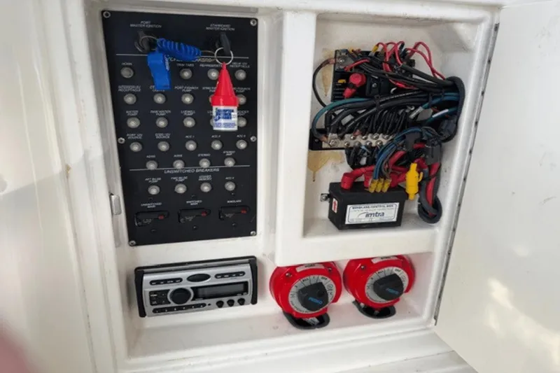 Slide: The Image of Boston Whaler 320 Outrage 2008 - 16