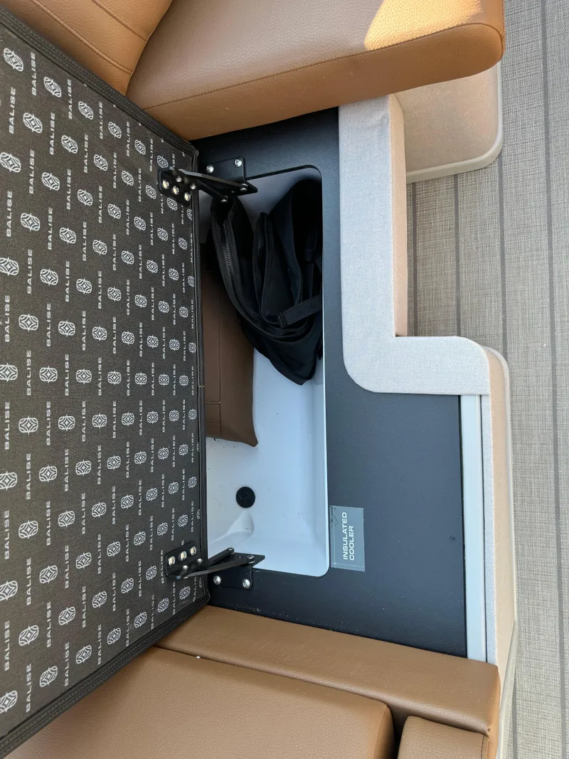 Slide: The Image of Balise Helix 24L 2025 storage compartment with open lid, revealing interior space. - 29