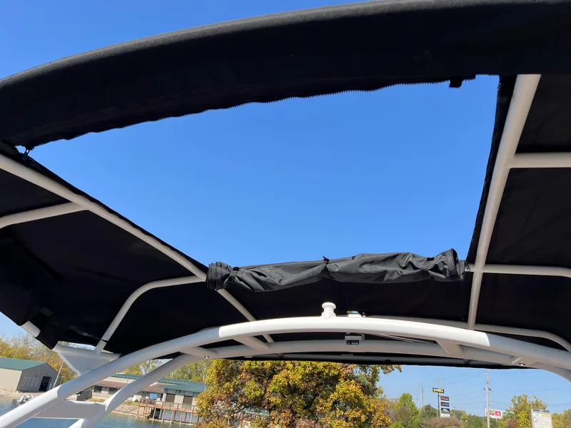 Slide: The Image of Yamaha Boats 252SD 2025 model with open canopy under clear blue sky. - 33