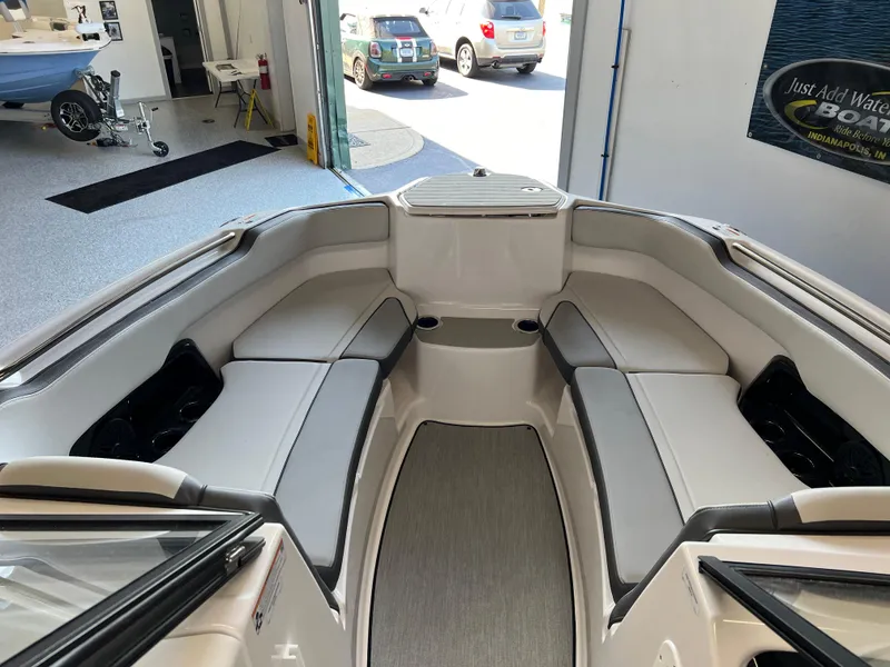 Slide: The Image of 2025 Yamaha Boats AR250 interior with spacious seating and modern design. - 10