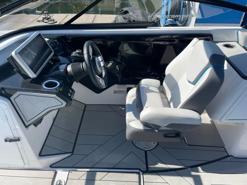 Slide: The Image of Yamaha 252 Surf 2021 - 12